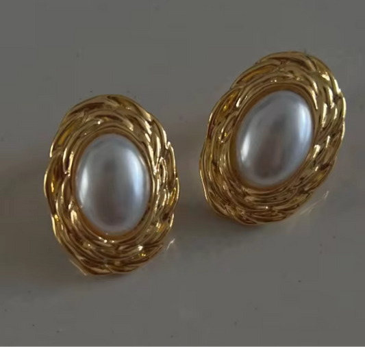 Sandy pearl stud